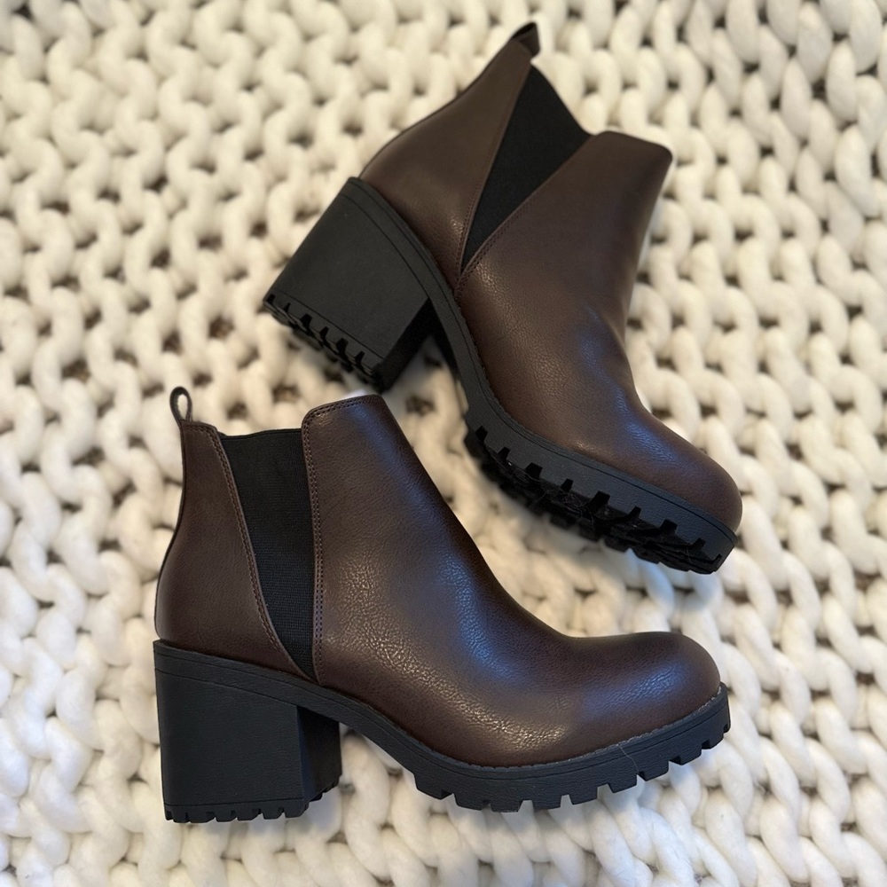NIB Dirty Laundry Lisbon Chelsea Boot